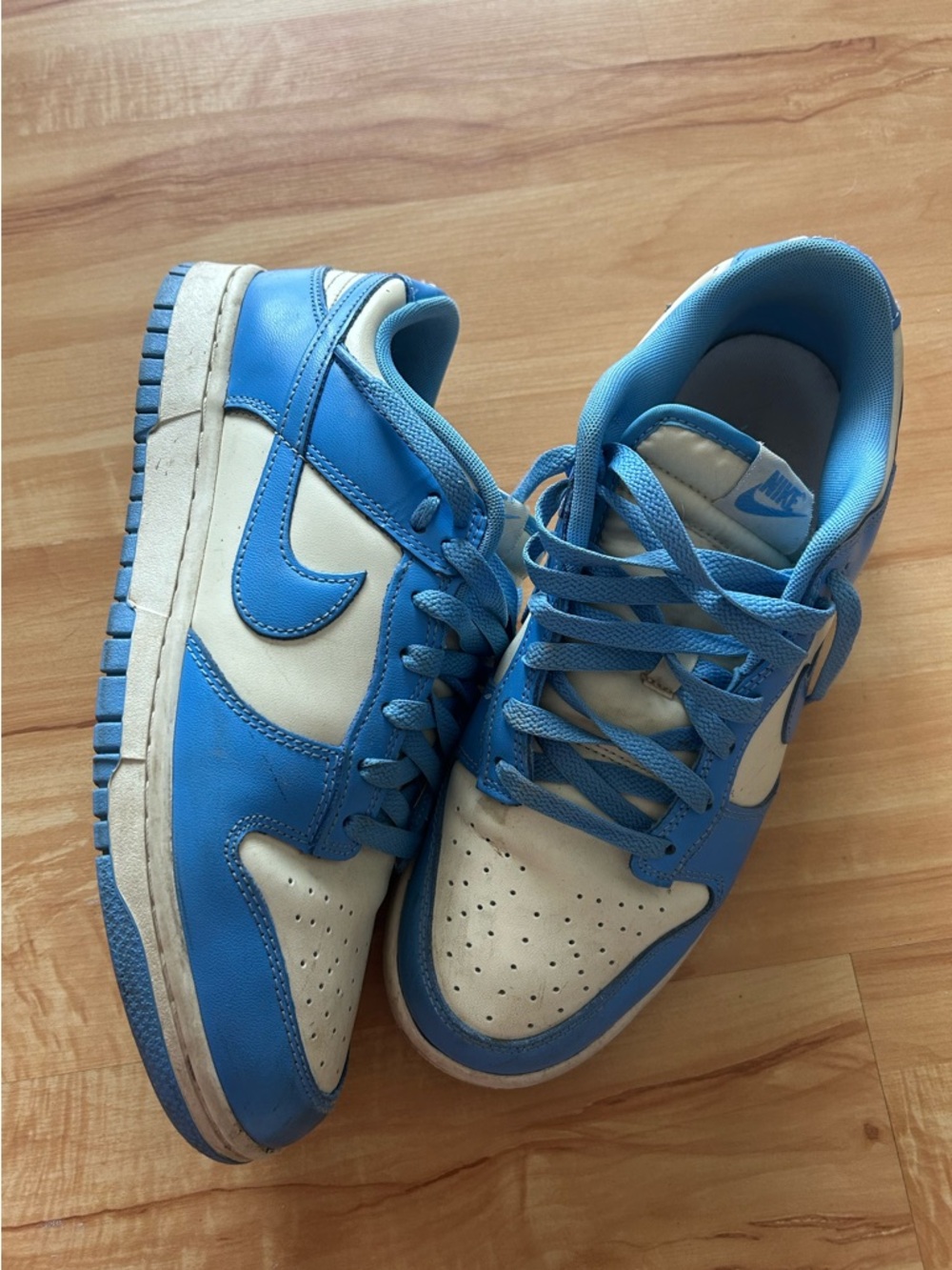 Nike Low Top Sneakers in White and Light Blue